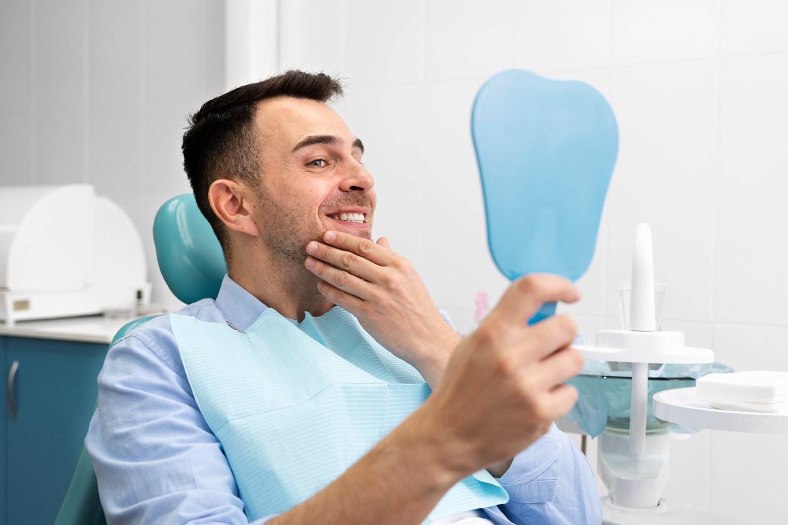 patient satisfait de son implant dentaire prix maroc au cabinet de Tanger