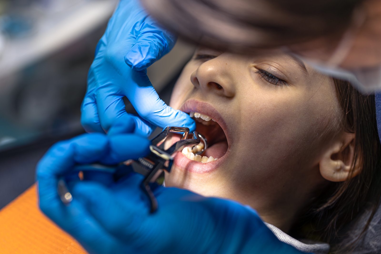 extraction dentaire tanger - dentiste examinant une patiente pour soulager la douleur