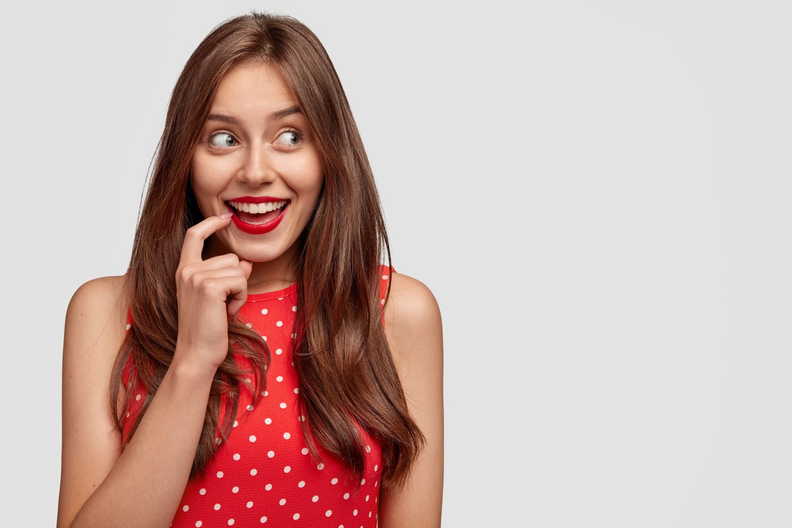 patiente dévoilant ses facettes dentaires Tanger après un hollywood smile