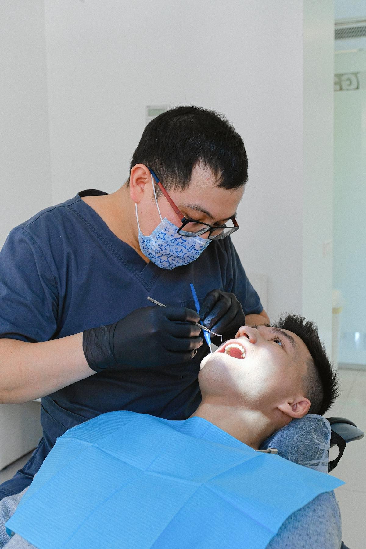 Séance de blanchiment dentaire sur fauteuil tanger à Aura Dental Center